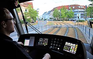Noch steht das Signal auf Halt, Tobias Trunk muss warten. Wenn alles glatt läuft, schaltet es automatisch oder auf Knopfdruck um und die Fahrt kann weitergehen. Noch steht das Signal auf Halt, Tobias Trunk muss warten. Wenn alles glatt läuft, schaltet es automatisch oder auf Knopfdruck um und die Fahrt kann weitergehen.