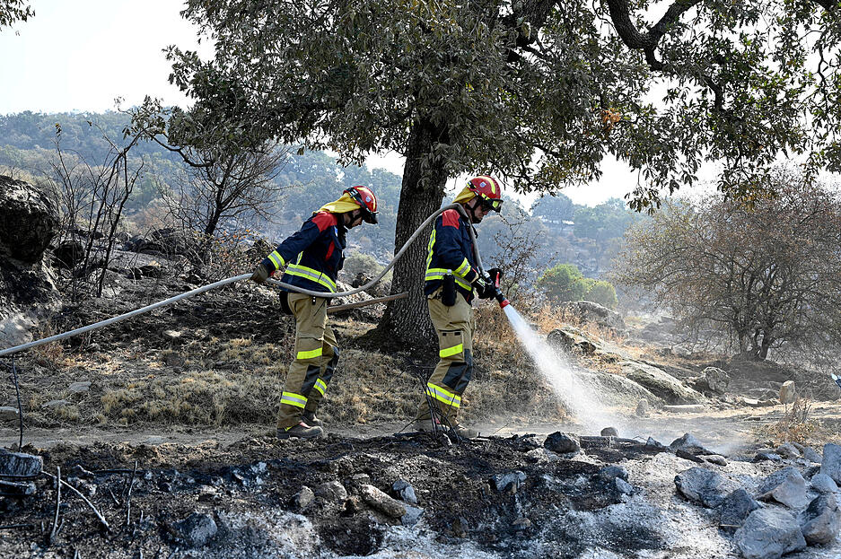 67 speziell ausgebildete Einsatzkr&auml;fte der Feuerwehr sind aus Deutschland angereist, um bei der Bek&auml;mpfung der schlimmsten Wald- und Vegetationsbr&auml;nde seit Jahrzehnten in Spanien zu helfen. Die Feuerwehrleute spritzen in der Region Extremadura Wasser auf einen bereits abgebrannten Bereich und suchen nach m&ouml;glichen Glutnestern.