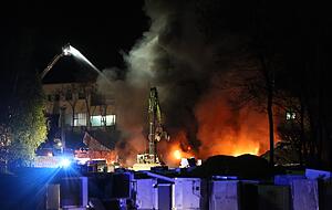 Fabrik im Vollbrand: Brandeinsätze wie hier bei einer Eppinger Recyclingfirma sind seltener geworden. Wenn der Alarm schrillt, läuft bei der Feuerwehr eine minutiös ausgetüftelte Rettungskette an. Foto: Archiv/Theuer Fabrik im Vollbrand: Brandeinsätze wie hier bei einer Eppinger Recyclingfirma sind seltener geworden. Wenn der Alarm schrillt, läuft bei der Feuerwehr eine minutiös ausgetüftelte Rettungskette an. Foto: Archiv/Theuer