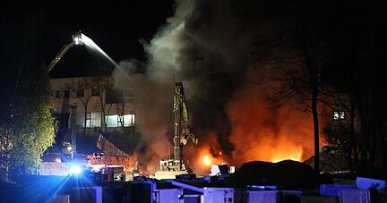 Fabrik im Vollbrand: Brandeinsätze wie hier bei einer Eppinger Recyclingfirma sind seltener geworden. Wenn der Alarm schrillt, läuft bei der Feuerwehr eine minutiös ausgetüftelte Rettungskette an.
Foto: Archiv/Theuer