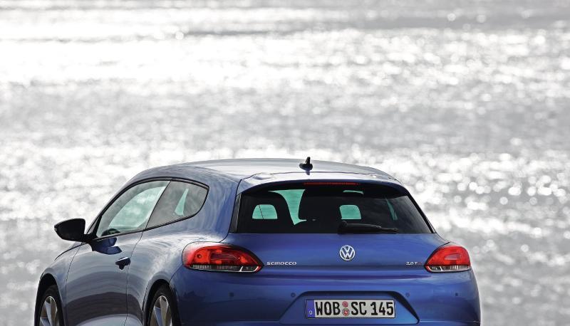 Keck am Heck: Der wiederaufgelegte Scirocco war flacher und kurviger gezeichnet als ein Golf - bei der Technik gibt es mehr Gemeinsamkeiten. Keck am Heck: Der wiederaufgelegte Scirocco war flacher und kurviger gezeichnet als ein Golf - bei der Technik gibt es mehr Gemeinsamkeiten.