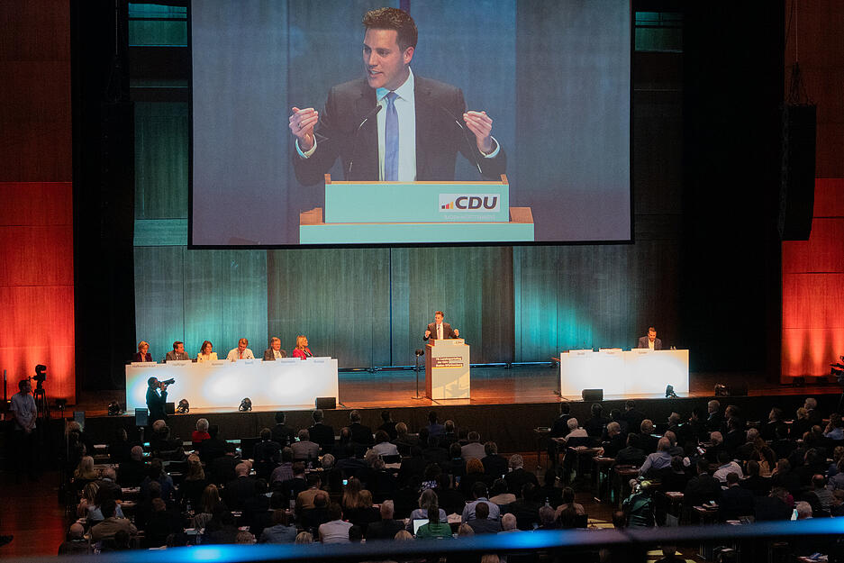 18.11.2023, Baden-Württemberg, Reutlingen: Manuel Hagel (CDU), Kandidat für den Landesvorsitz der CDU Baden-Württemberg, spricht beim Landesparteitag der CDU Baden-Württemberg. Nach dem angekündigten Rückzug von Strobl will  Hagel für den Landesvorsitz kandidieren. Foto: Anna Ross/dpa +++ dpa-Bildfunk +++