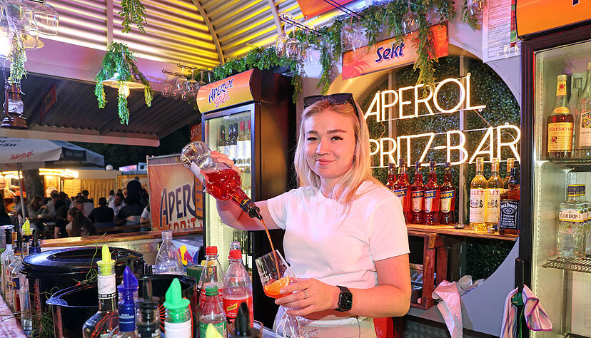 Mara Lanser bietet an ihrer Bar neben der neuen Lounge nicht nur Aperol Spritz. Mara Lanser bietet an ihrer Bar neben der neuen Lounge nicht nur Aperol Spritz.