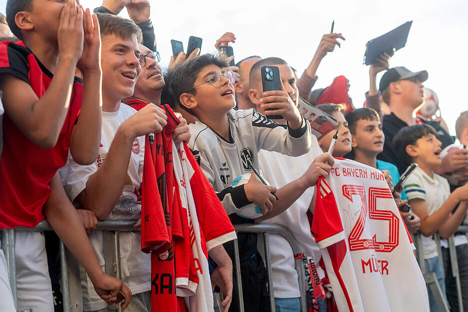 Fans, auch viele Kinder und Jugendliche, haben Trikots und Schals mit nach Neckarsulm gebracht – in der Hoffnung auf Autogramme. Fans, auch viele Kinder und Jugendliche, haben Trikots und Schals mit nach Neckarsulm gebracht – in der Hoffnung auf Autogramme.
