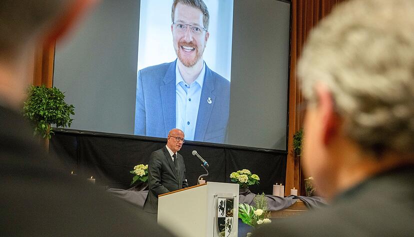 28.02.2026, Baden-Württemberg, Gerabronn: Landrat Gerhard Bauer spricht in der Stadthalle bei der Trauerfeier für Christian Mauch. Er war Bürgermeister der Stadt Gerabronn und ist bei einem Autounfall ums Leben gekommen. Foto: Stefan Puchner/dpa +++ dpa-Bildfunk +++ 28.02.2026, Baden-Württemberg, Gerabronn: Landrat Gerhard Bauer spricht in der Stadthalle bei der Trauerfeier für Christian Mauch. Er war Bürgermeister der Stadt Gerabronn und ist bei einem Autounfall ums Leben gekommen. Foto: Stefan Puchner/dpa +++ dpa-Bildfunk +++