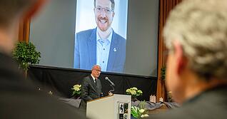 28.02.2026, Baden-W&uuml;rttemberg, Gerabronn: Landrat Gerhard Bauer spricht in der Stadthalle bei der Trauerfeier f&uuml;r Christian Mauch. Er war B&uuml;rgermeister der Stadt Gerabronn und ist bei einem Autounfall ums Leben gekommen. Foto: Stefan Puchner/dpa +++ dpa-Bildfunk +++
