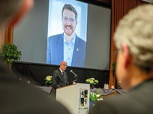 28.02.2026, Baden-W&uuml;rttemberg, Gerabronn: Landrat Gerhard Bauer spricht in der Stadthalle bei der Trauerfeier f&uuml;r Christian Mauch. Er war B&uuml;rgermeister der Stadt Gerabronn und ist bei einem Autounfall ums Leben gekommen. Foto: Stefan Puchner/dpa +++ dpa-Bildfunk +++