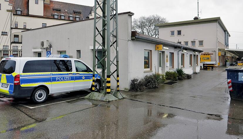 Diese Baracke am Hauptbahnhof Heilbronn ist seit vielen Jahrzehnten Sitz des Bundespolizei-Reviers Heilbronn. Jetzt werden Pläne für einen Umzug in das Bahnhofsgebäude erstellt. 2020/2021 könnten die Kartons gepackt werden. Foto: Dennis Mugler Diese Baracke am Hauptbahnhof Heilbronn ist seit vielen Jahrzehnten Sitz des Bundespolizei-Reviers Heilbronn. Jetzt werden Pläne für einen Umzug in das Bahnhofsgebäude erstellt. 2020/2021 könnten die Kartons gepackt werden. Foto: Dennis Mugler