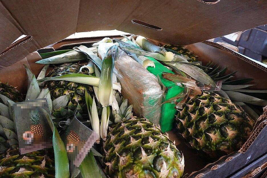 Kokainpakete liegen in einer Ananaskiste. Kokainpakete liegen in einer Ananaskiste.