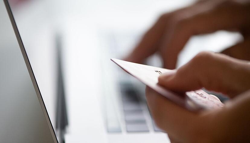 Überweisungen auf ausländische Konten bergen ein hohes Risiko: Seriöse Shops nutzen in der Regel deutsche Bankverbindungen.