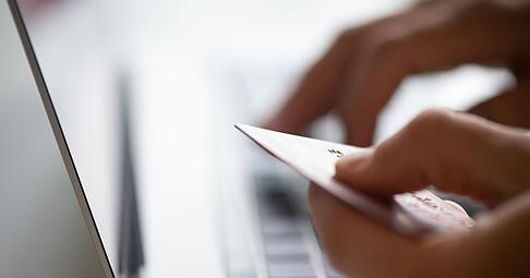 Überweisungen auf ausländische Konten bergen ein hohes Risiko: Seriöse Shops nutzen in der Regel deutsche Bankverbindungen. Überweisungen auf ausländische Konten bergen ein hohes Risiko: Seriöse Shops nutzen in der Regel deutsche Bankverbindungen.