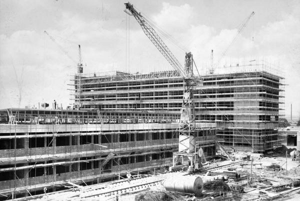 1964: Der Neubau der Staatlichen Ingenieurschule im Süden der Stadt nimmt Form an. Studenten sollen hier ab 1966 untergebracht werden.