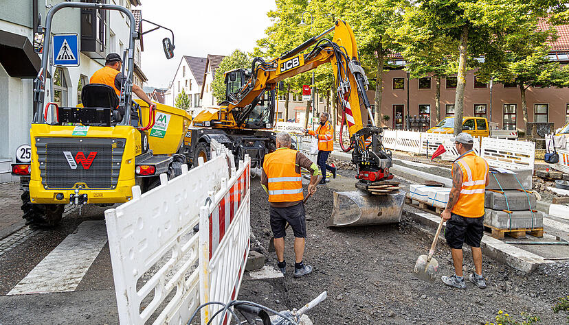 In der Fleiner Ortsmitte finden derzeit umfangreiche Straßenarbeiten statt. Aber auch an anderen Orten in der Region müssen Autofahrer in den kommenden Tagen Umleitungen in Kauf nehmen. In der Fleiner Ortsmitte finden derzeit umfangreiche Straßenarbeiten statt. Aber auch an anderen Orten in der Region müssen Autofahrer in den kommenden Tagen Umleitungen in Kauf nehmen.