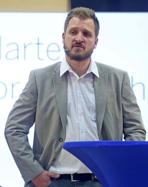 Bei einer Podiumsdiskussion diskutieren B&uuml;rgermeisterkandidaten &uuml;ber aktuelle Herausforderungen der Kommune.