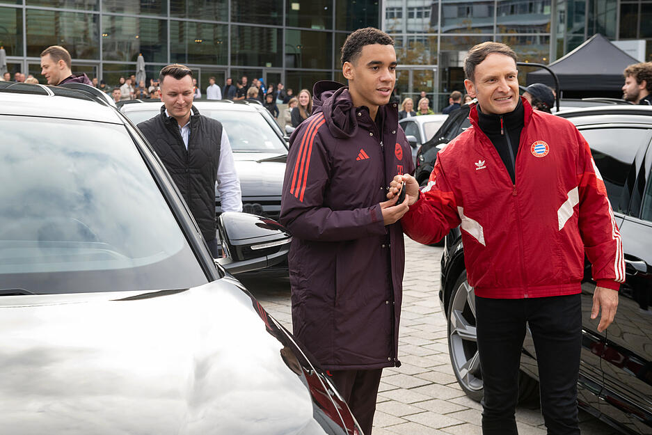 Nationalspieler Jamal Musiala (links)  f&auml;hrt nun einen Audi Q6 SUV e-tron.