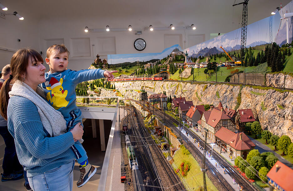 Die Züge fahren wieder und das verzaubert auch die kleinsten Gäste. Nach einem schweren Brand war die Anlage lange für Besucher geschlossen. Die Züge fahren wieder und das verzaubert auch die kleinsten Gäste. Nach einem schweren Brand war die Anlage lange für Besucher geschlossen.