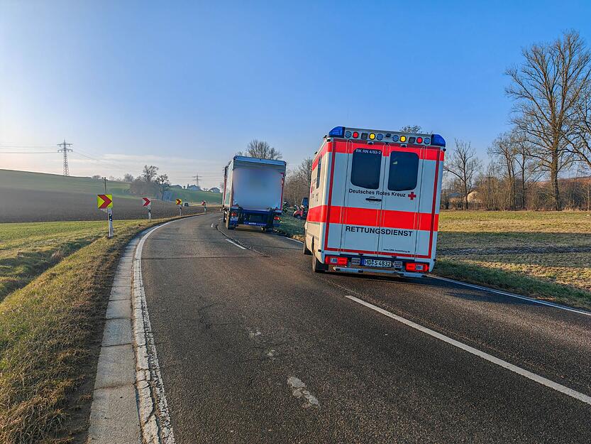 Mehrere Einsatzfahrzeuge sind am Unfallort.