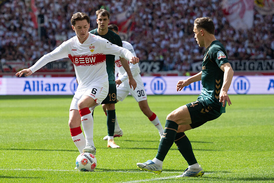 Angelo Stiller: Ordnet das Spiel des VfB Stuttgart offensiv, auch defensiv ordentlich. Aber ohne gro&szlig; aufzufallen. Gute Verlagerung auf El Khannouss vor dem Ausgleich. Note: 3
