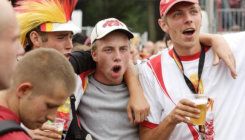 Deutsche Fans feiern auf der Fanmeile vor dem Brandenburger Tor in Berlin 2006.
