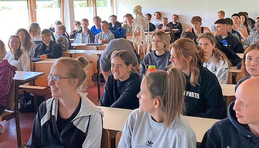 Statt Theorie findet im Unterrichtsraum eine Registrierungsaktion f&uuml;r die DKMS statt. Das macht die Schule seit Jahren immer wieder.