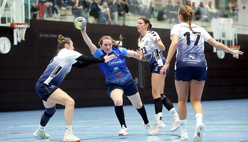 Rebecca Schäfer (2.v.l., im Zweikampf mit Bönnigheims Sina Häberlen) war gemeinsam mit Trixi Hanak der Aktivposten bei der Sport-Union Neckarsulm II – bis die Kräfte nachließen. Rebecca Schäfer (2.v.l., im Zweikampf mit Bönnigheims Sina Häberlen) war gemeinsam mit Trixi Hanak der Aktivposten bei der Sport-Union Neckarsulm II – bis die Kräfte nachließen.