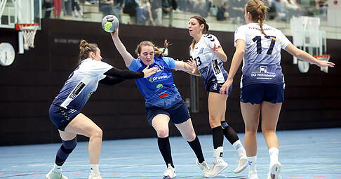 Rebecca Schäfer (2.v.l., im Zweikampf mit Bönnigheims Sina Häberlen) war gemeinsam mit Trixi Hanak der Aktivposten bei der Sport-Union Neckarsulm II – bis die Kräfte nachließen. Rebecca Schäfer (2.v.l., im Zweikampf mit Bönnigheims Sina Häberlen) war gemeinsam mit Trixi Hanak der Aktivposten bei der Sport-Union Neckarsulm II – bis die Kräfte nachließen.