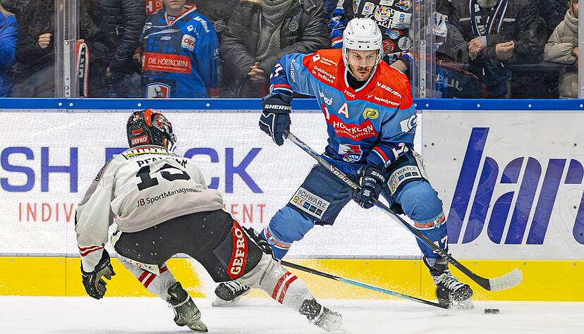 Robin Just (rechts) gab gegen Memmingen sein Comeback f&uuml;r die Falken, nachdem er zuvor vier Spiele pausieren musste.