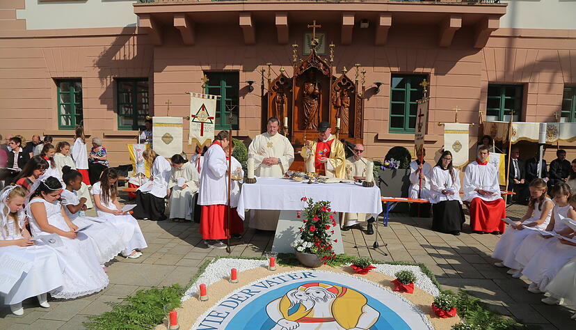 Wie hier in Eppingen feiern an Fronleichnam viele katholische Kirchengemeinden Gottesdienste im Freien, auch mit Prozessionen und Blumenteppichen.