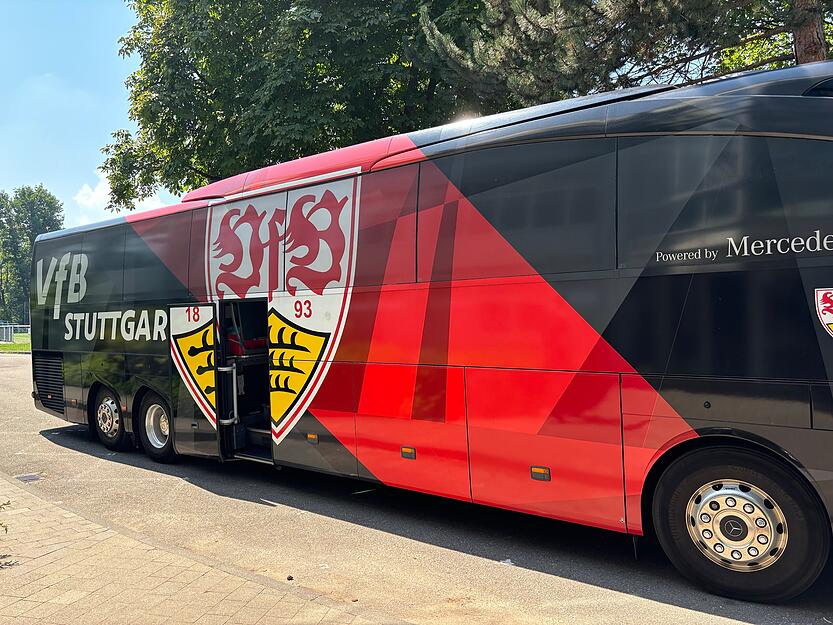 Rund eine Stunde vor dem Spiel kommen die Spieler im Frankenstadion an.