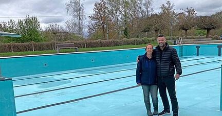 Rappsodie-Betriebsleiter Timo Künzel und Daniela Finder im leeren Schwimmerbecken. Vier Tage dauert die Befüllung der zwei großen Bassins.