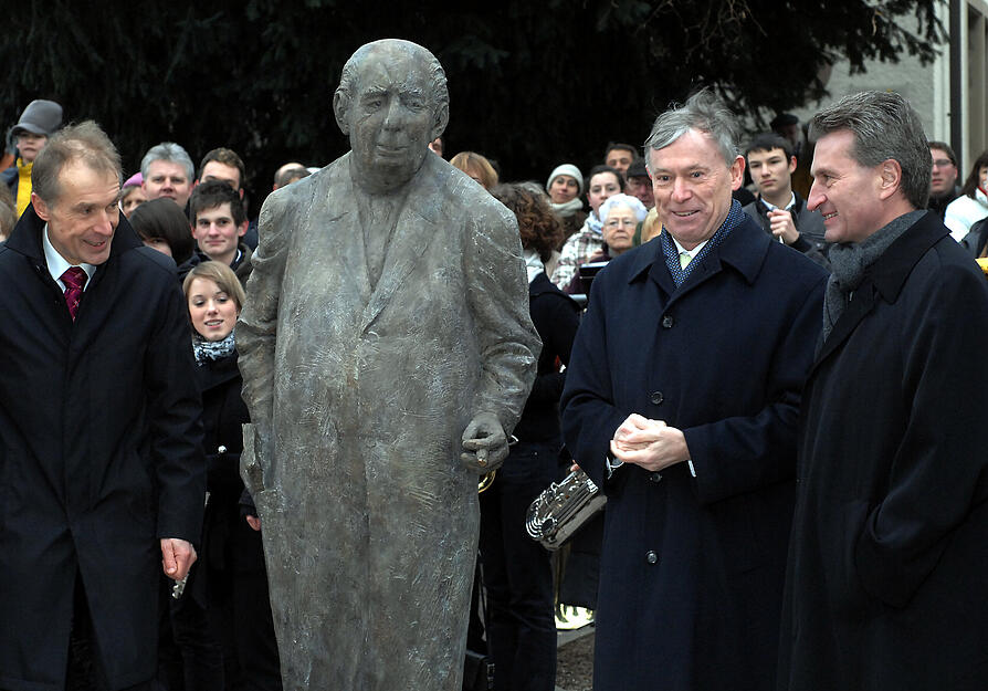 2009: Horst Köhler (CDU-Politiker und Bundespräsident von 2004 bis 2010) und der Baden-Württembergische Ministerpräsident Günther Oettinger (CDU) enthüllen in Brackenheim eine lebensgroße Bronzestatue des ersten Bundespräsidenten Theodor Heuss ( 1949 bis 1959). 2009: Horst Köhler (CDU-Politiker und Bundespräsident von 2004 bis 2010) und der Baden-Württembergische Ministerpräsident Günther Oettinger (CDU) enthüllen in Brackenheim eine lebensgroße Bronzestatue des ersten Bundespräsidenten Theodor Heuss ( 1949 bis 1959).