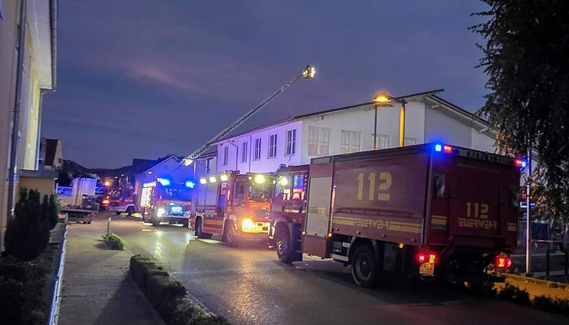 Feuerwehrfahrzeuge stehen vor dem Supermarkt.