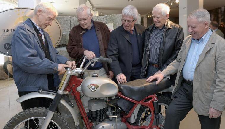 Ehemalige Meisterrennfahrer unter sich: (v,l.) Willy Oesterle, Fritz Betzelbacher, Otto Walz, Erwin Schmieder und Gerhard Stauch.
Foto: Mario Berger
