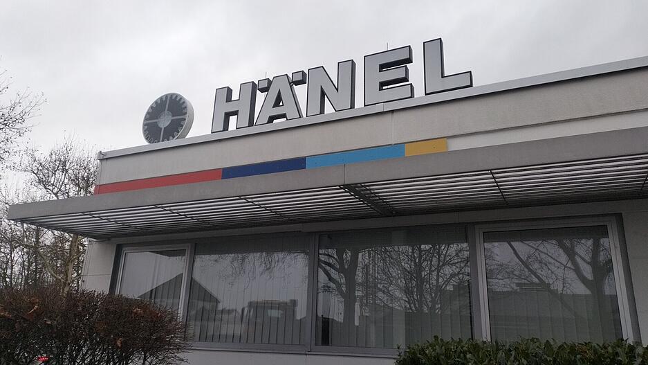 Am Tatort in der Firma Hänel ist am Tag danach gespenstisch still. Die Rollläden sind heruntergelassen.