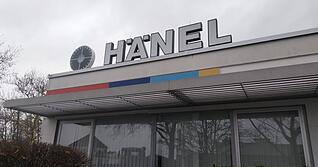 Am Tatort in der Firma Hänel ist am Tag danach gespenstisch still. Die Rollläden sind heruntergelassen. Am Tatort in der Firma Hänel ist am Tag danach gespenstisch still. Die Rollläden sind heruntergelassen.