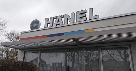 Am Tatort in der Firma Hänel ist am Tag danach gespenstisch still. Die Rollläden sind heruntergelassen.