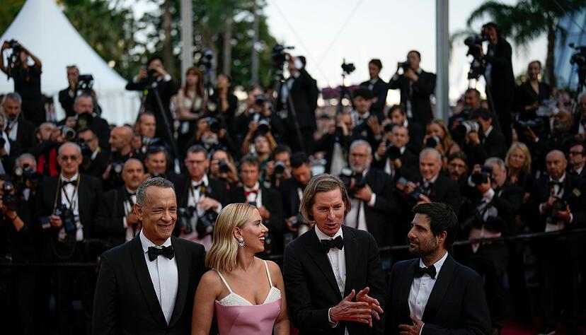 Tom Hanks (l-r), Scarlett Johansson, Wes Anderson und Jason Schwartzman posieren f&uuml;r die Fotografen.