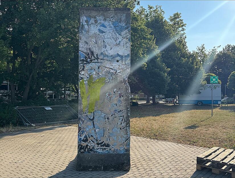 Ein Stück der Berliner Mauer steht auf dem Gelände. Das Klinikum am Gesundbrunnen sei damals "aus Solidarität" mit der geteilten Stadt nach dem Berliner Stadtteil benannt worden, sagt SLK-Sprecher Mathias Burkhardt.