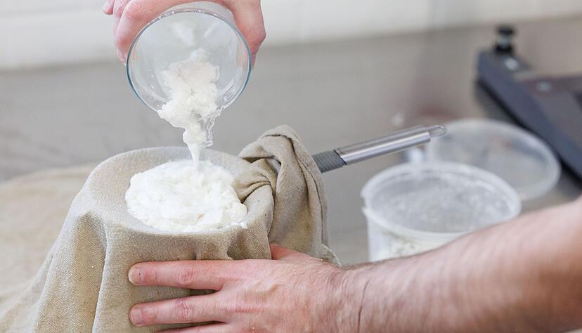 Egal, ob für Joghurtbällchen, Frischkäse oder Quark: Die Masse muss über einem Käsetuch abgeseiht werden. Als Käsetuch eignen sich etwa auch alte, ausgekochte Stofftaschentücher oder Windeltücher. Egal, ob für Joghurtbällchen, Frischkäse oder Quark: Die Masse muss über einem Käsetuch abgeseiht werden. Als Käsetuch eignen sich etwa auch alte, ausgekochte Stofftaschentücher oder Windeltücher.