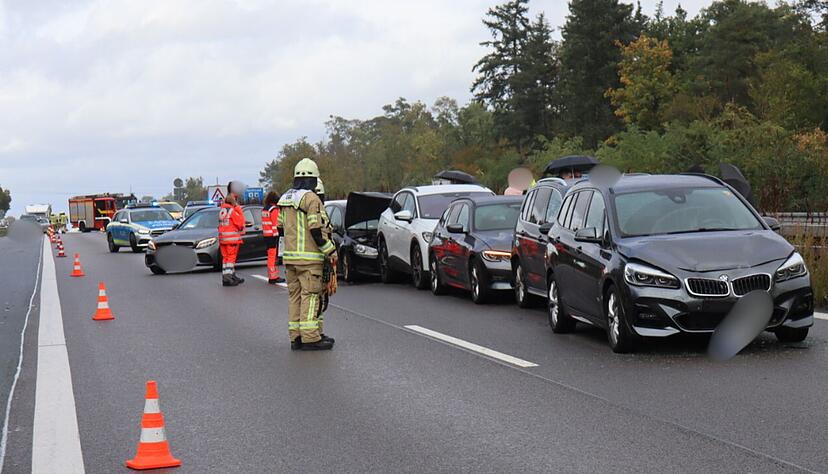 Acht Autos sind in eine Massenkarambolage auf der A5 verwickelt. Acht Autos sind in eine Massenkarambolage auf der A5 verwickelt.