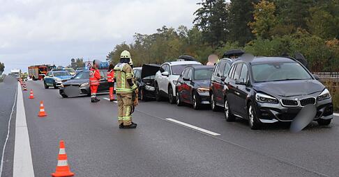 Acht Autos sind in eine Massenkarambolage auf der A5 verwickelt.