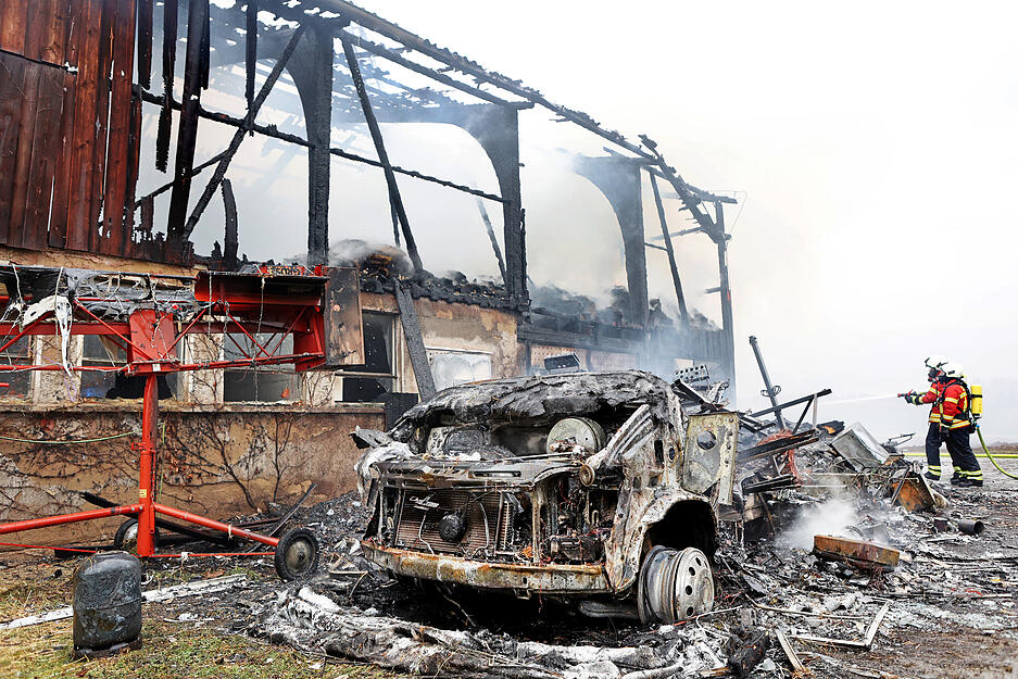 Brand einer Scheune und Wohnwagen in Bad Friedrichshall - Hagenbach, Willenbacher Grund