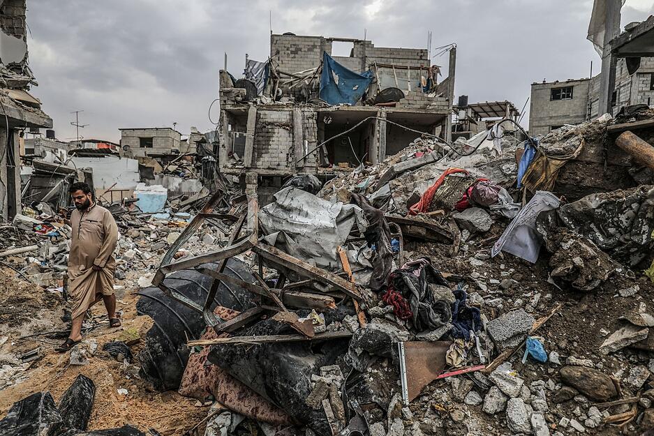 Nach einem israelischen Luftangriff auf den Gazastreifen geht ein Mann in Rafah durch die Trümmer eines Hauses.