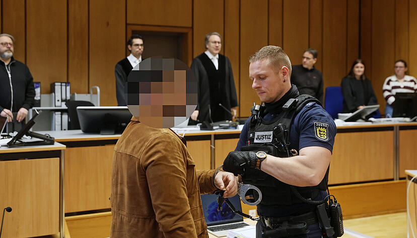 Weil er als Kopf einer Bande Drogen im großen Stil verkauft haben soll, hat die 13. Große Strafkammer einen 34 Jahre alten Mann verurteilt. Weil er als Kopf einer Bande Drogen im großen Stil verkauft haben soll, hat die 13. Große Strafkammer einen 34 Jahre alten Mann verurteilt.