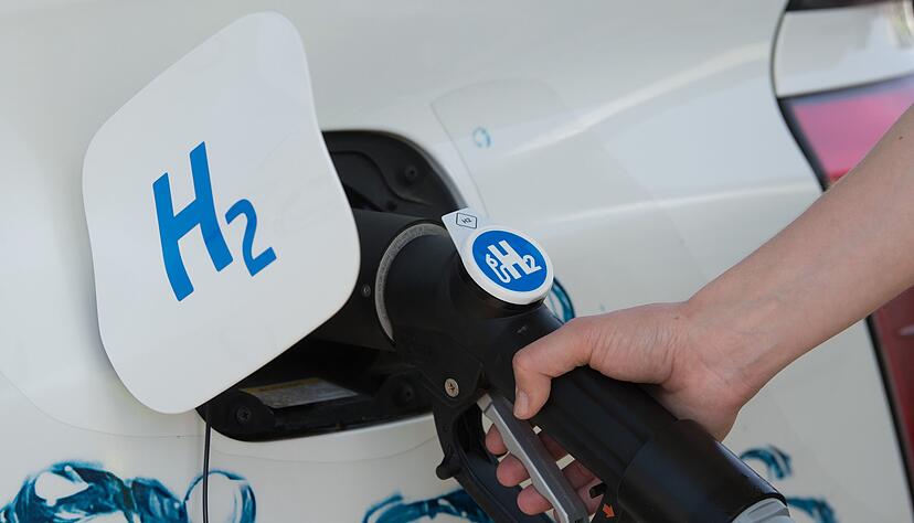 Zwei gro&szlig;e Vorteile der Wasserstoff-Mobilit&auml;t: Fahrzeuge sind schnell betankt und ihre Reichweite &uuml;bertrifft die der batteriebetriebenen bei weitem. 
Foto: Sebastian Kahnert/dpa