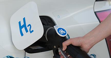 Zwei gro&szlig;e Vorteile der Wasserstoff-Mobilit&auml;t: Fahrzeuge sind schnell betankt und ihre Reichweite &uuml;bertrifft die der batteriebetriebenen bei weitem. 
Foto: Sebastian Kahnert/dpa