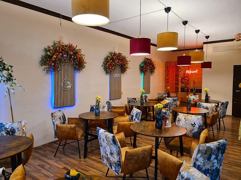 Die W&auml;nde des Alshami in Heilbronn sind mit bunten Blumenstr&auml;u&szlig;en dekoriert.