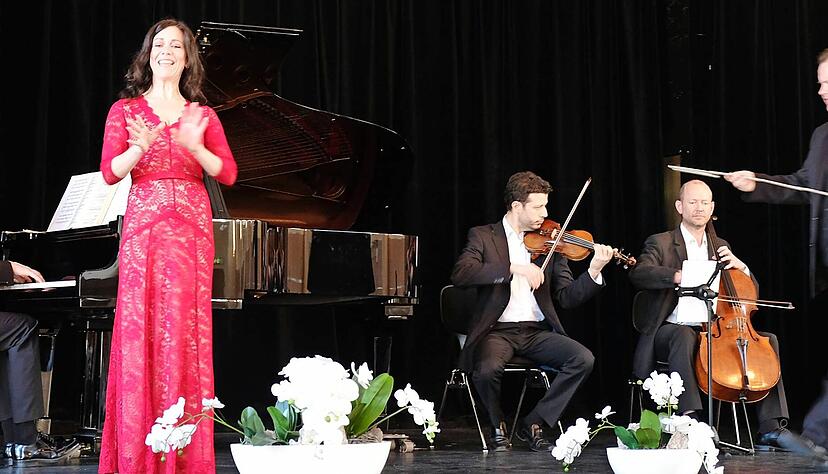 Eine gute Kombination &minus; f&uuml;r eine gute Komposition: Nicolle Cassel als Susanna und Claudius Ehrler als Figaro. Begleitet werden sie von Ren&eacute; Speer (Klavier), Alexander Bersutsky (Violine) und Phillip Hagemann (Violoncello).
Foto: Sonja Reichert