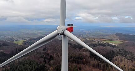 Das Obersulmer Windrad im Windpark Bretzfeld-Obersulm bekommt Zuwachs. Eine zweite Anlage auf Eichelberger Gemarkung ist in Planung.
Foto: B&uuml;rgerwindpark Hohenlohe