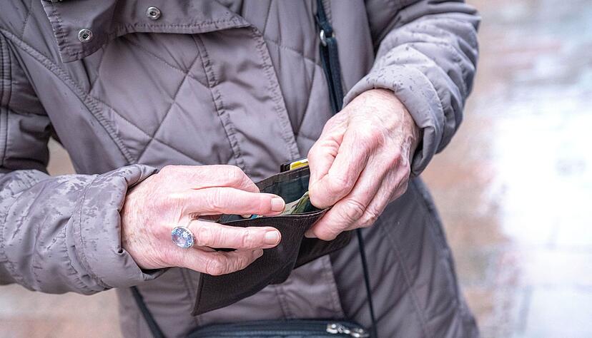 Den Rentnerinnen und Rentnern wird 2026 mehr Geld &uuml;berwiesen. (Archivbild)